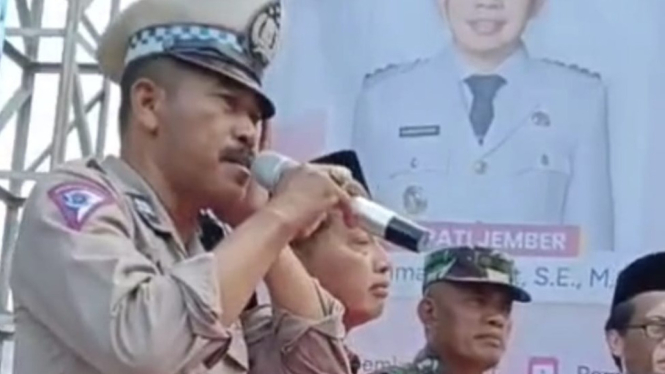 Aiptu Mohamad Taufik melantunkan azdan