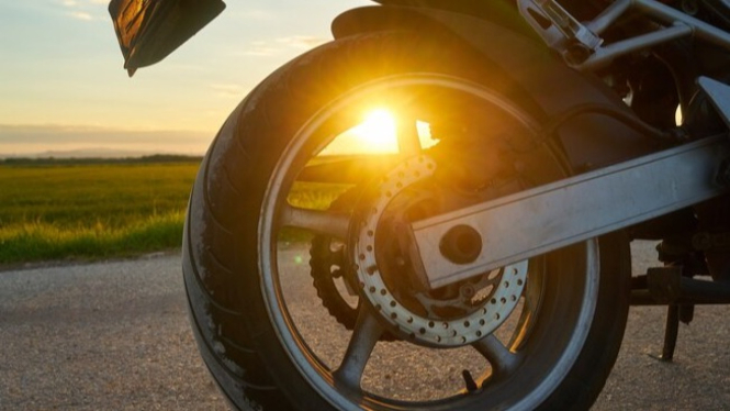 Tips merawat ban motor agar tidak cepat rusak