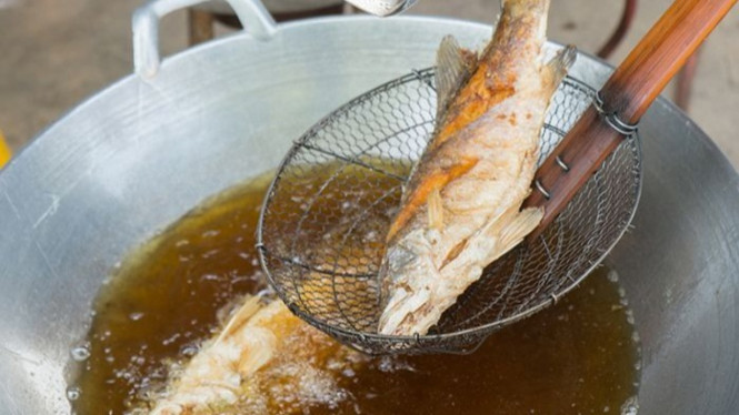 Ilustrasi Menggoreng ikan agar tidak lengket
