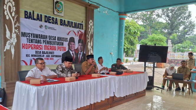 Ketua Koperasi Merah Putih, Heri Kuswanto (batik)