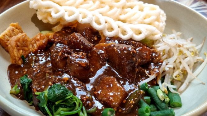 Rujak cingur makanan nusantara yang nikmat dan nagih