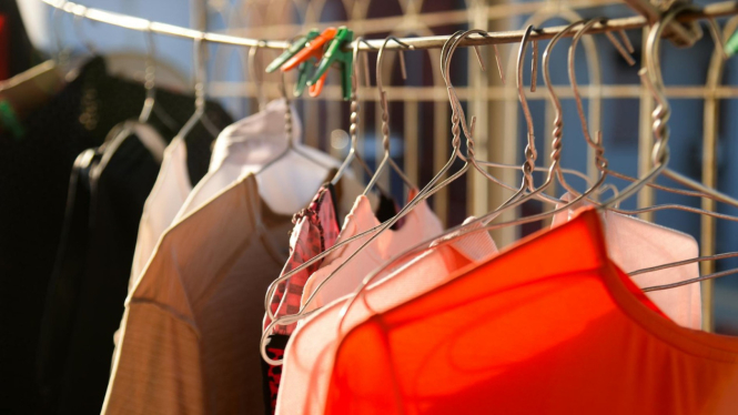 Membalik baju saat menjemur agar warna tidak pudar