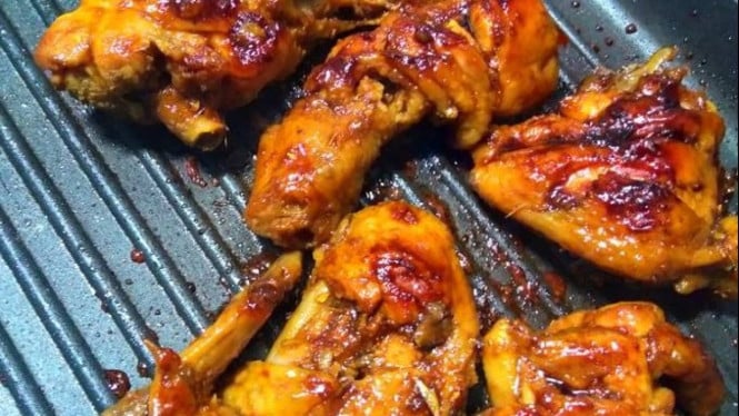 Ilustrasi Ayam bakar teflon yang bumbunya meresap sempurna