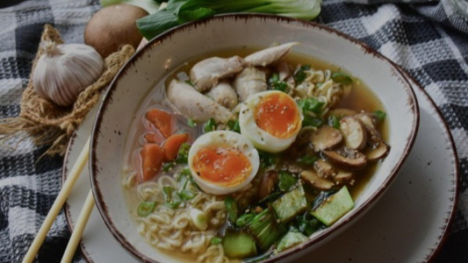 Semangkuk sup ayam penuh nutrisi