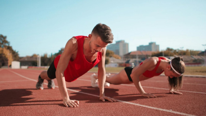 Push up olahraga sederhana (Andrea Piacquadio/Pexels)