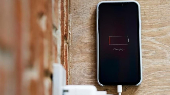 Posisi Charger HP yang Bikin Baterai Cepat Rusak