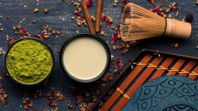 Hojicha dan Matcha yang sebenarnya berbeda. (Freepik)