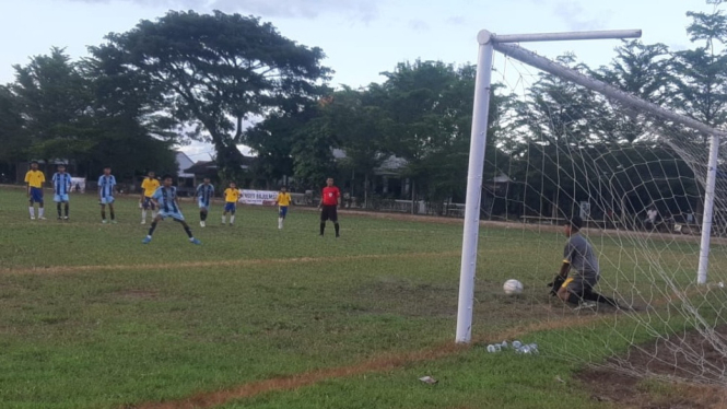 Kiper Batara FC berhasil tangkap bola tendangan pinalti