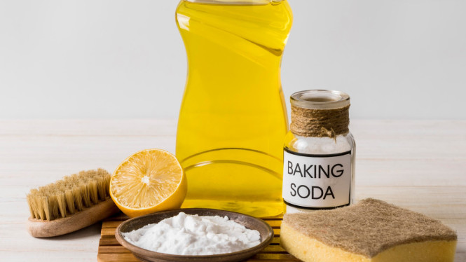 Menggunakan soda kue dan lemon efektif menghilangkan bau amis