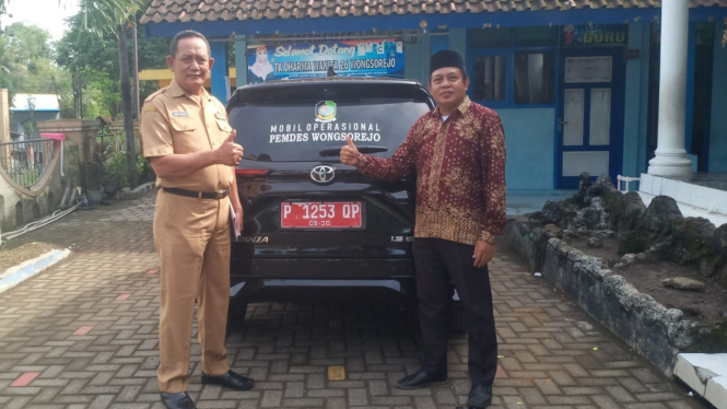 Kepala Desa Wongsorejo, Abu Bakar (kiri)