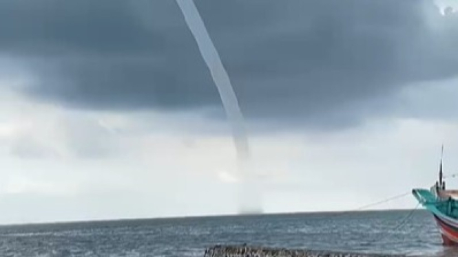 Angin Puting Beliung yang diduga berada di selat bali