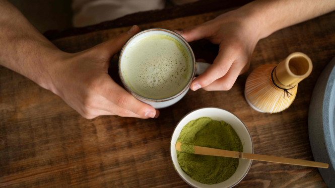 Ilustrasi seseorang menyeduh matcha