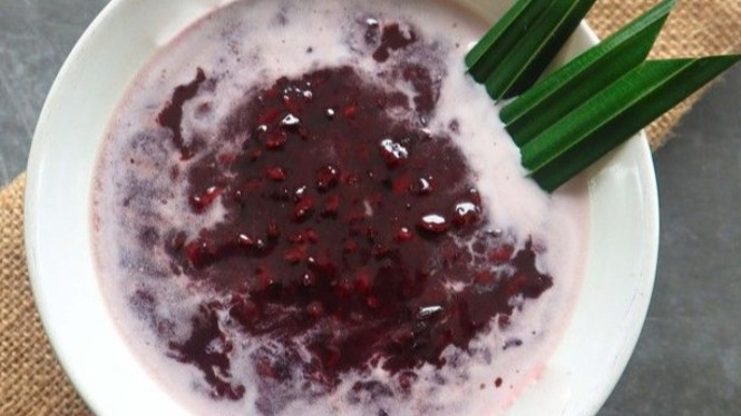 Bubur ketan hitam dengan kuah santan yang nikmat