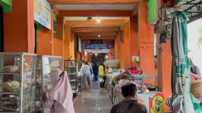 Suasana khas Pasar Kranggan, lorongnya sempit yang selalu hidup.