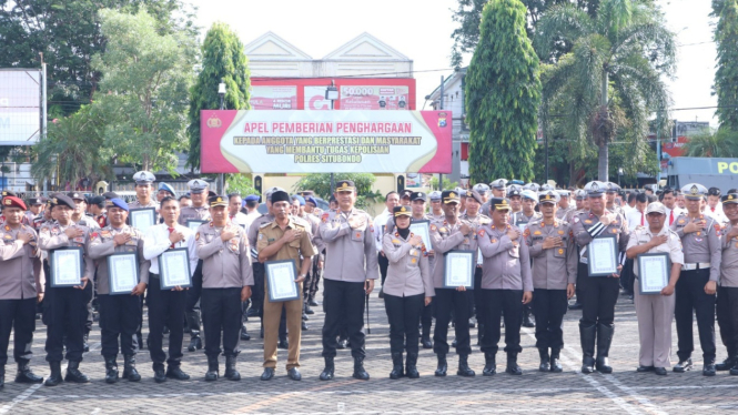 AKBP Rezi saat memberikan penghargaan pada anggota berprestasi