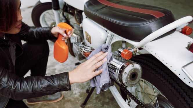 Ilustrasi membersihkan motor dari air hujan