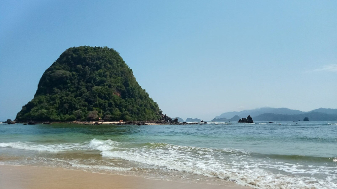 Pulau Merah, spot terbaik menikmati sunset di Banyuwangi.