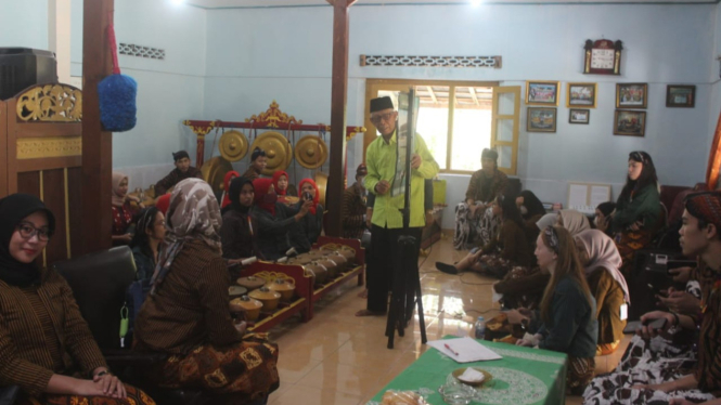 Belajar gamelan, cinta lagu daerah.