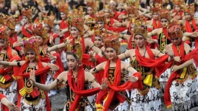 Festival Gandrung Sewu dalam upaya melestarikan budaya daerah.