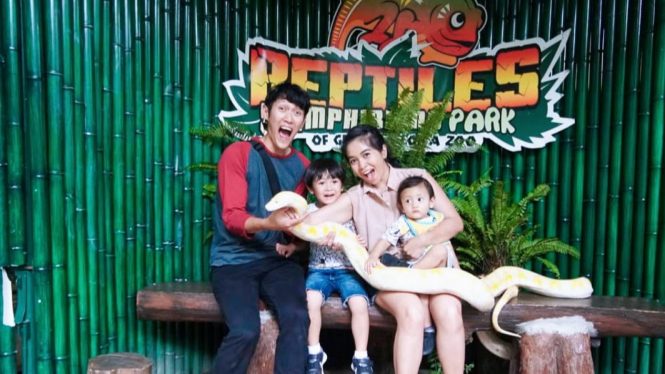 Berfoto ceria bersama reptil di Gembira Loka Zoo