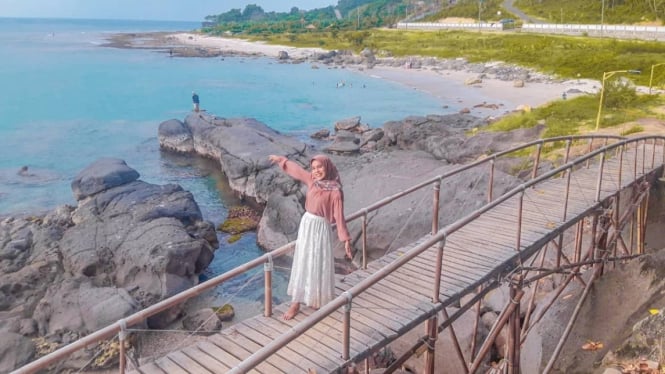 Pemandangan di Pantai Batu Hideung, Pandeglang - Banten