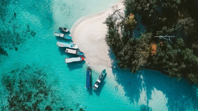 Kepulauan Seribu, perpaduan pasir putih dan laut biru yang mempesona.