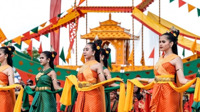 Penari Iraw Tengkayu, pesona gerak budaya Dayak yang memukau.