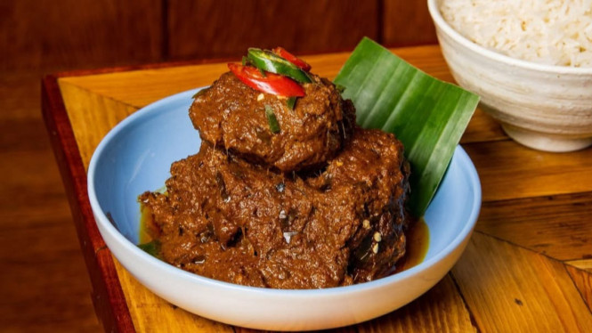 Kuliner rendang daging sapi kaya rempah khas Padang.