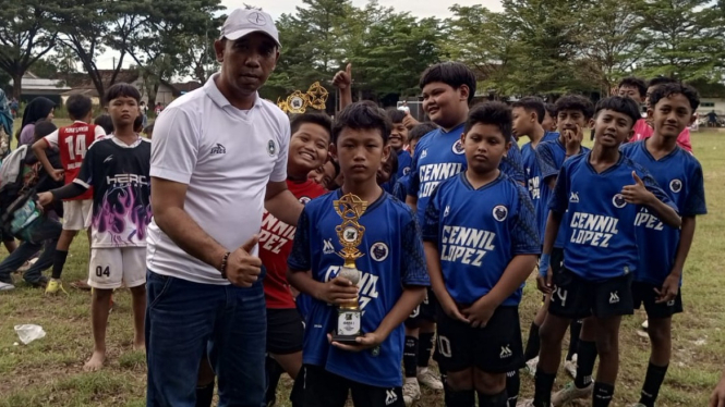 Wakil Askab Banyuwangi, Untung Akbar berikan trophy pemenang