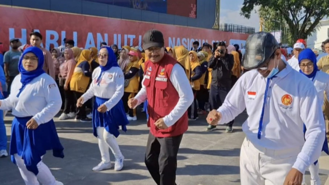 Mensos, Gus Ipul Senam Massal di Alun-Alun Jember