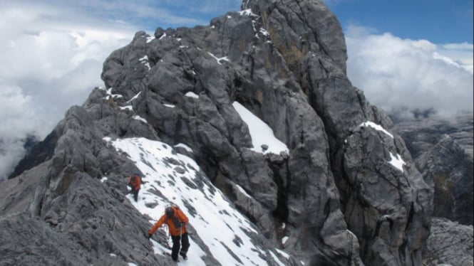Pendakian sulit di gunung Carstensz Papua
