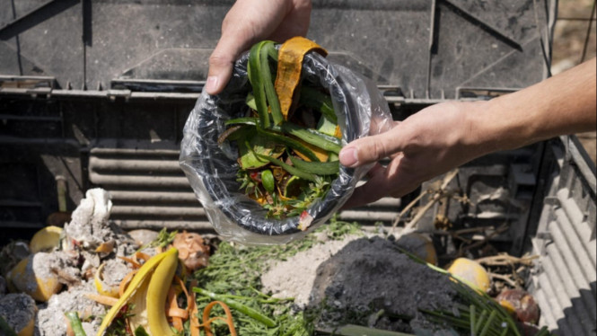 Pembuatan eco-enzyme menggunakan sisa bahan dapur