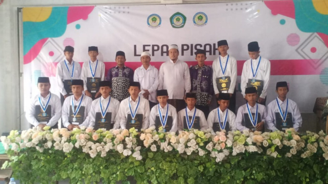 Tasyakuran Kelulusan SMP dan SMK Bahrul Ulum Penuh Haru