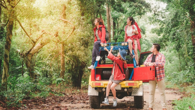 Nuansa alam dan petualangan, mewakili konsep ekowisata.