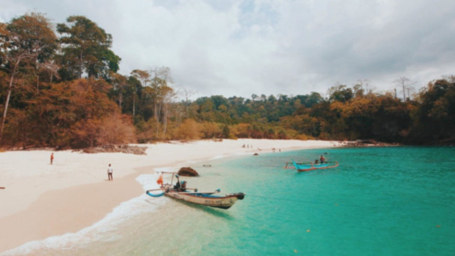 Obyek wisata teluk hijau Banyuwangi