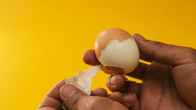 Trik sederhana kupas telur dengan mudah dan cepat