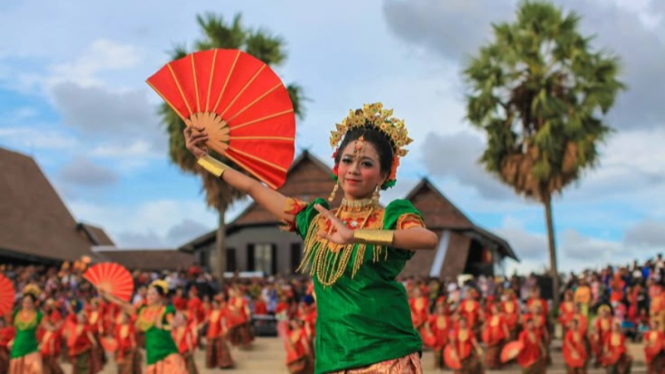 Tari Kipas Pakarena untuk penyambutan tamu.