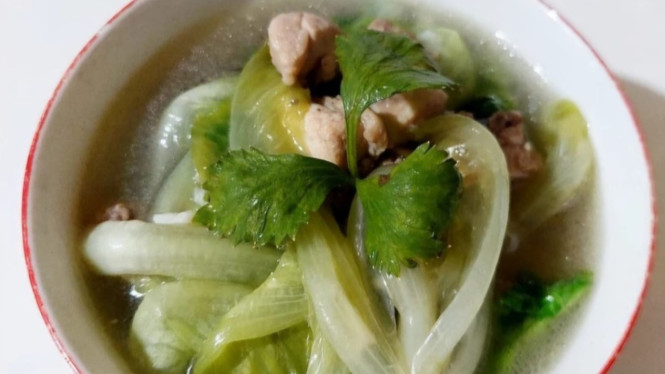 Semangkuk sup selada hangat yang gurih