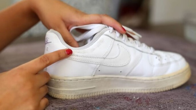 Sepatu putih dengan sol yang menguning