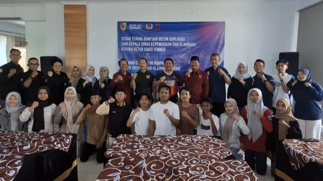 Dispora Jember Serahkan Mesin Duplikasi Kartu Bridge