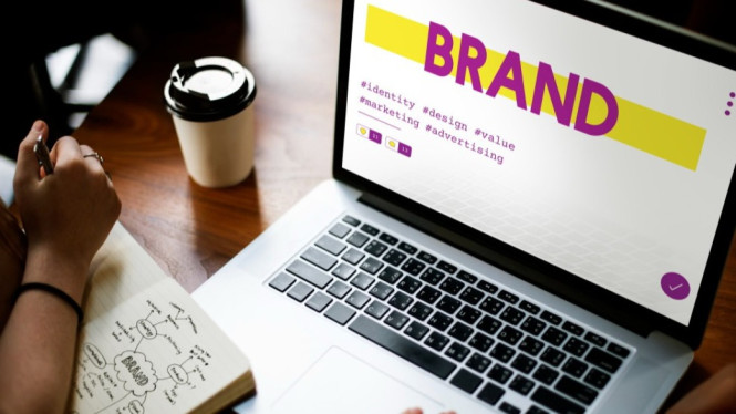 Desain portofolio online untuk personal branding di laptop