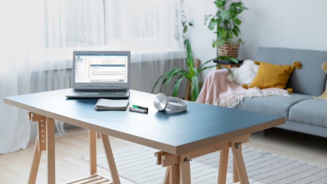 Meja kerja freelance dengan laptop dan alat tulis