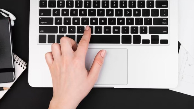Menekan tombol keyboard saat laptop bermasalah