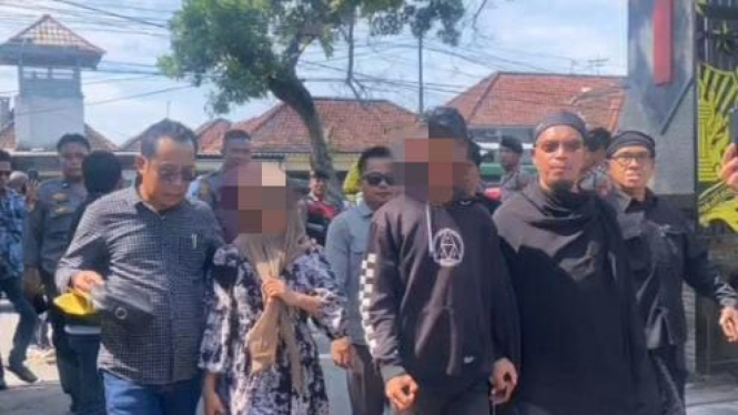 Pasangan pengantin anak (tengah) didampingi kuasa hukum