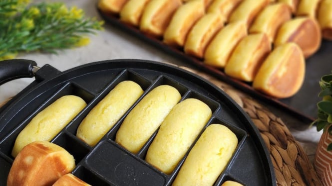 Ilustrasi kue pukis lembut yang baru matang