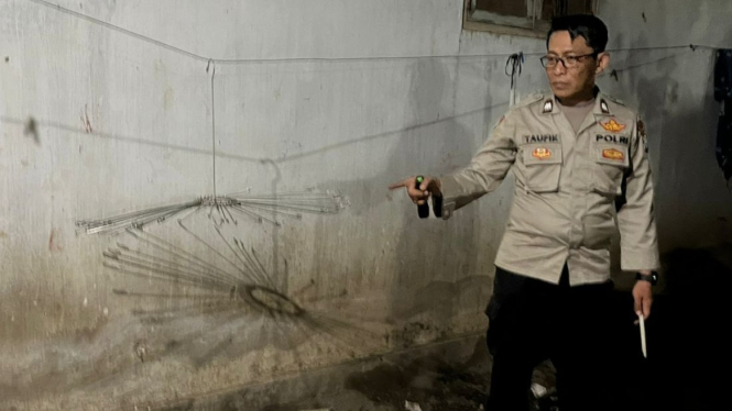 Polisi cek lokasi kejadian pencurian celana dalam di Desa Bimorejo