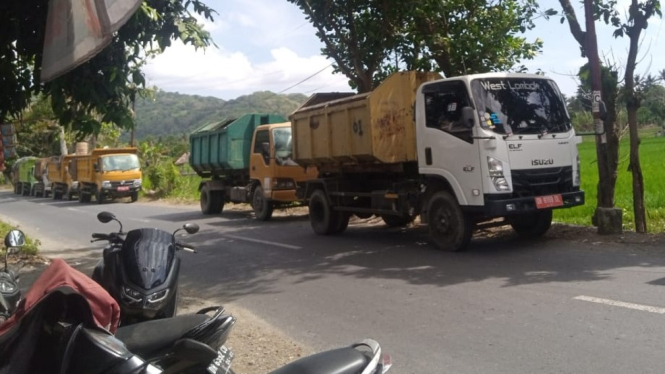 Dump truck bermuatan sampah tetap menuju TPA Kebon Kongok