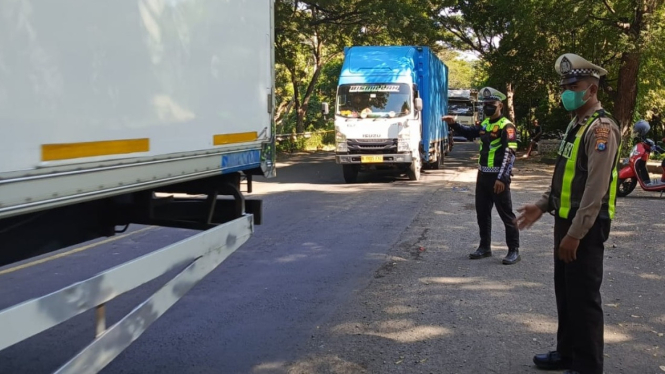 Petugas lalu lintas saat mengatur kemacetan di jalur Pantura
