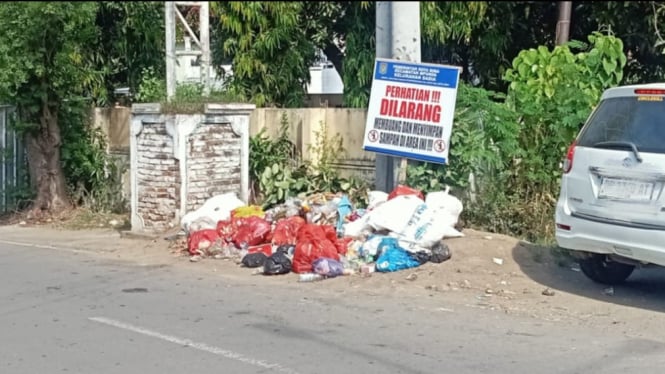 Tumpukan sampah di pinggir jalan di Kelurahan Sadia Kota Bima.