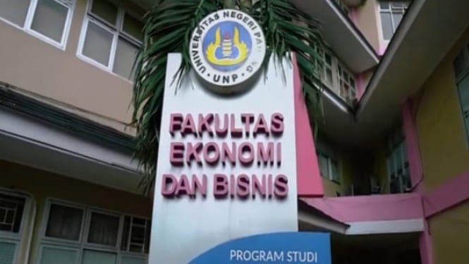 Gedung Fakultas Ekonomi dan Bisnis Universitas Negeri Padang.